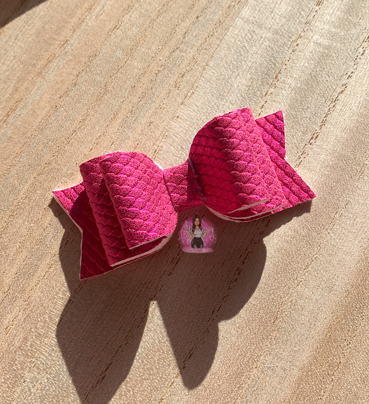Shimmery hot pink bow straw topper
