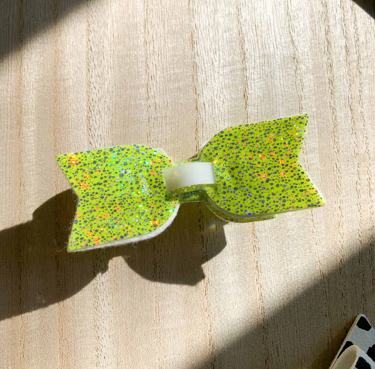 Sparkly green bow straw topper