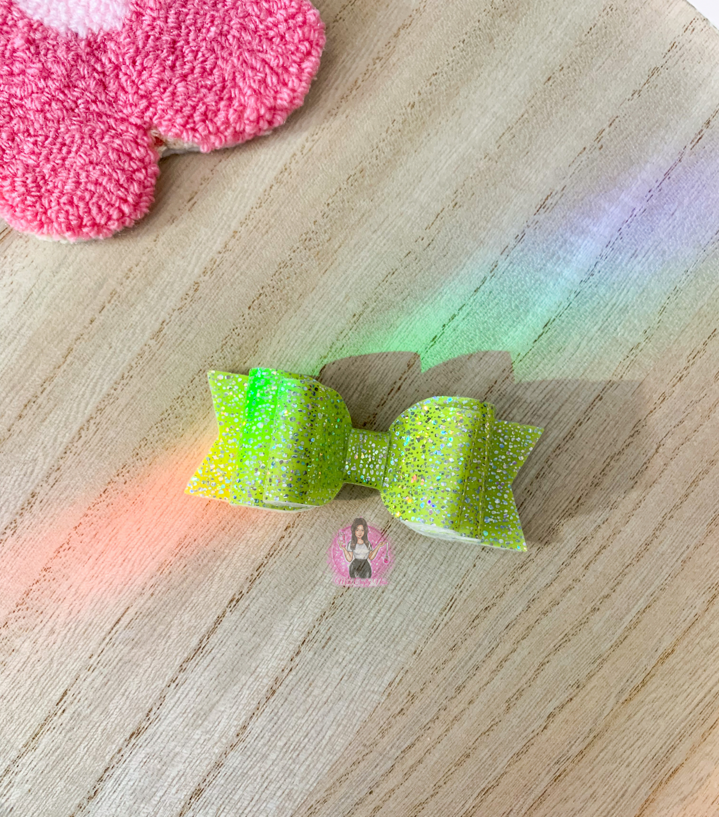 Sparkly green bow straw topper