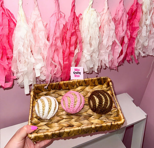 Small crochet concha